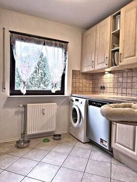 Küche mit Fenster - 2 Zimmer Einfamilienhaus in München