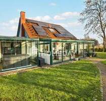 Wohnen auf zwei Ebenen mit besonderem Außenbereich samt Whirlpool im eigenen Poolhaus - Baumgarten Qualitz