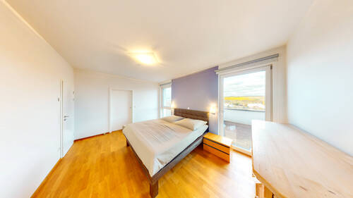 Schlafzimmer mit Zugang zum Ankleidezimmer und Badezimmer - 