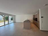 Moderne Küche mit Gartenblick - Modern & ebenerdig: Helle Erdgeschosswohnung im Neubau in Hilzingen