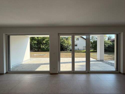 Wohnbereich, große Terrasse - 3 Zimmer Etagenwohnung in Hilzingen