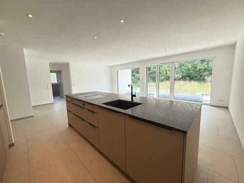 Moderne Küche mit Insel - 