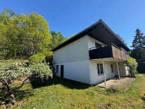 Seitenansicht der Liegenschaft - 6 Zimmer Einfamilienhaus in Blaubach