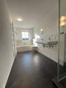 Modernes Bad mit Glasdusche und Wanne - 