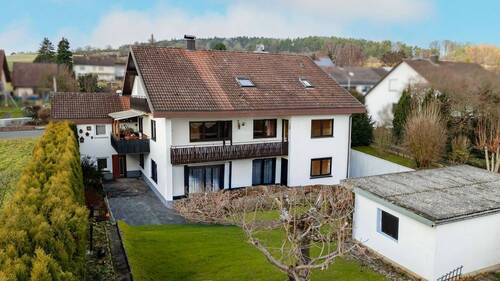 Titelbild - 9 Zimmer Mehrfamilienhaus, Wohnhaus zum Kaufen in Neubrunn