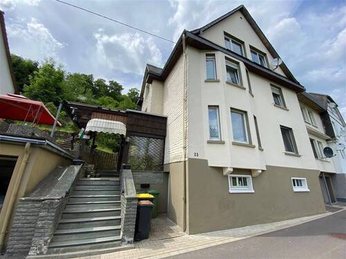 Straßenansicht - 3-FH in Altenhundem! OG- und DG-Wohnung zur freien Verfügung!