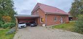 Hausansicht mit Doppelcarport - Großes Haus mit schönem ruhigen Grundstück in bester Lage von Sottrum