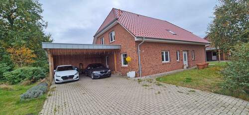 Hausansicht mit Doppelcarport - Großes Haus mit schönem ruhigen Grundstück in bester Lage von Sottrum
