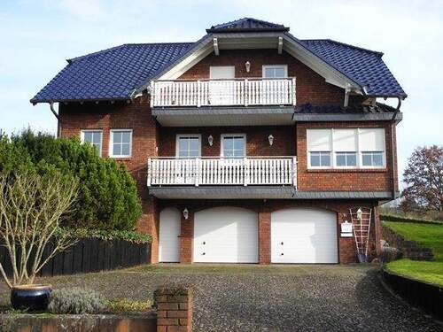 Haus von vorn - Attraktives Landhaus mit Doppelgarage in herrlich ruhiger Lage zu vermieten!