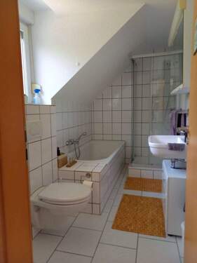 Bad mit Wanne und Dusche - 