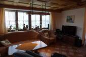 Wohnzimmer EG - 9 Zimmer Mehrfamilienhaus, Wohnhaus zum Kaufen in Huglfing