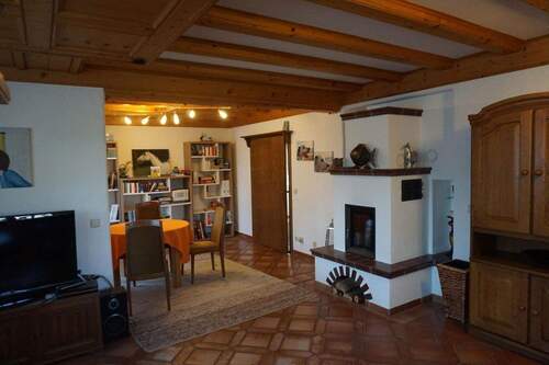 Wohnzimmer EG (Kachelofen) - 9 Zimmer Mehrfamilienhaus, Wohnhaus in Huglfing