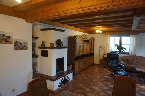 Wohnzimmer EG (Kachelofen) - Mehrfamilienhaus, Wohnhaus mit 250,00 m&sup2; in Huglfing zum Kaufen