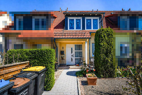 Hausansicht - Top gepflegtes Reihenmittelhaus mit PKW-Stellplatz und Garage in gefragter Lage von Dallgow-Döberitz