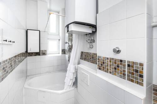 Badezimmer 1. OG - 1 Zimmer Mehrfamilienhaus, Wohnhaus in Frankfurt am Main