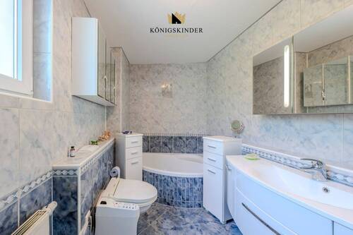 Raum zum Wohlfühlen: Bad mit Dusche und gemütlicher Wanne - 