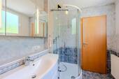 Bad mit Doppelkomfort: Duschen und Baden ganz nach Wunsch - 