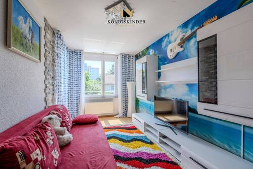 Flexibles Kinderzimmer mit sonnigem Balkon für frische Luft - 