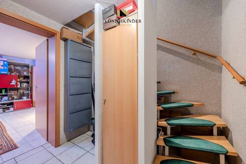 Treppenhaus mit Zugang zum voll unterkellerten Bereich - 