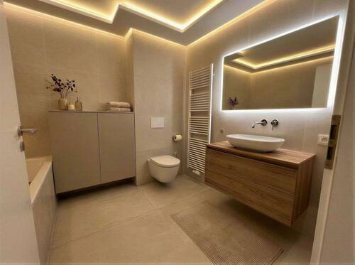 Badezimmer Wanne _modernisiert mit KI - 