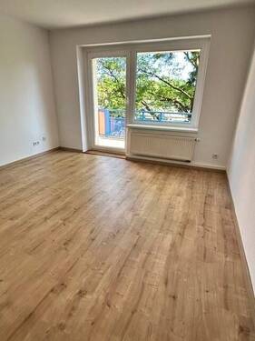 Wohnzimmer - HELLE ATTRAKIVE WOHNUNG MIT BALKON SUCHT NETTEN MIETER!!!
