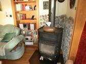 Wohnzimmer mit Holzofen im EG - 