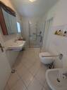 großes helles Badezimmer mit Dusche - 