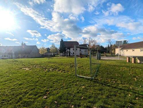 Sportplatz vor dem Haus - 