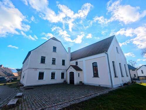 Vorplatz und Eingang - 