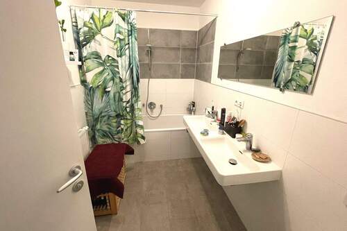 Bad mit Duschwanne - 