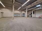 Innenansicht Rolltore - Hallenfläche mit Büro an der Landsberger Str. zu mieten