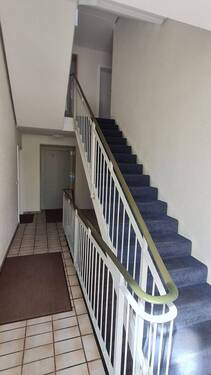 Treppenhaus mit Aufzug - 