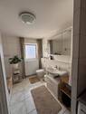 Tageslichtbad mit Wanne und Dusche - 