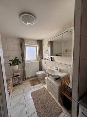 Tageslichtbad mit Wanne und Dusche - 