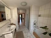 Tageslichtbad mit Wanne und Dusche - 