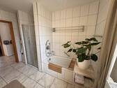 Tageslichtbad mit Wanne und Dusche - 
