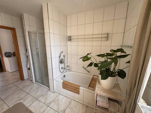 Tageslichtbad mit Wanne und Dusche - 
