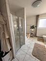 Tageslichtbad mit Wanne und Dusche - 