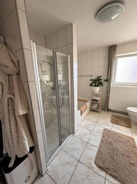 Tageslichtbad mit Wanne und Dusche - 