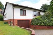 Hausansicht mit Garagenzufahrt - 3 Zimmer Einfamilienhaus in Welle