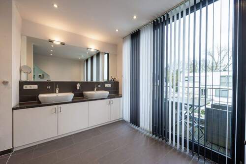 Tageslichtbadezimmer (DG) - 