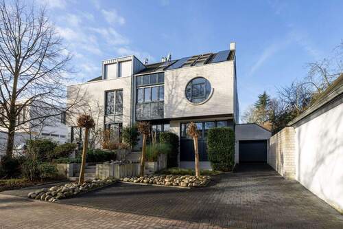 Einfahrt und Garage - 