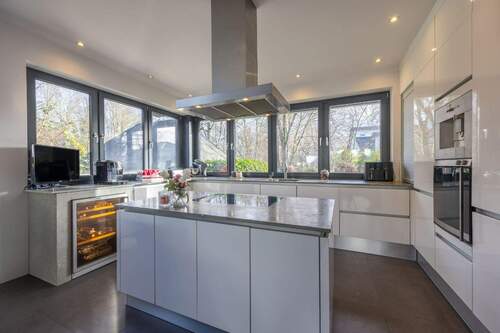 Helle Küche & Kochinsel - Doppelhaushälfte mit 218,80 m&sup2; in Neuss zum Kaufen