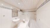 Badezimmer mit Wanne EG - 