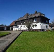 Gepflegtes Wohnhaus mit Scheune und Garagen in wunderschöner Lage - Medebach Oberschledorn
