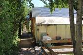 Gewächshaus und eingezäunter Tierbereich - 