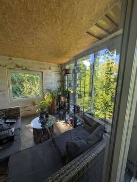 Sitzplatz mit Blick in den grünen Garten - 