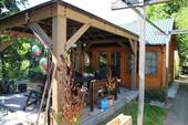 Holzhütte mit überdachter Sitzecke - 