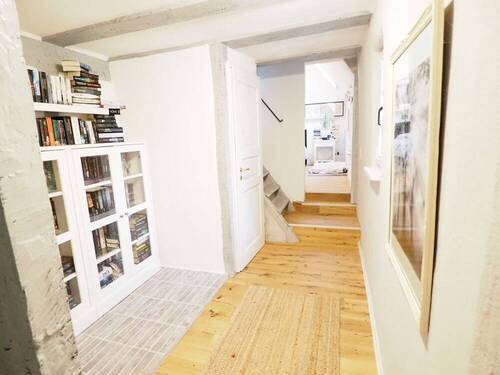 Diele mit Treppenaufgang zum DG - 