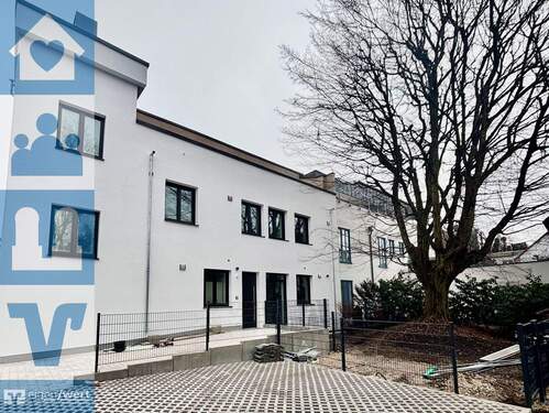 Hinterhofansicht des Mehrfamilienhauses in Denning - Großzügige 2-Zimmer-Wohnung zzgl. großem Hobbyraum und Garten